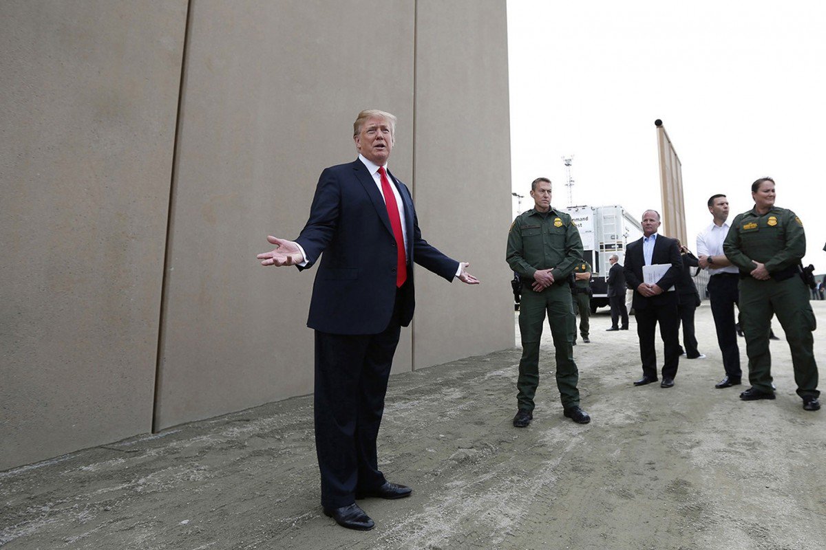 Tổng thống Mỹ Donald Trump trong buổi trưng bày các mẫu tường biên giới ở California vào tháng 3 năm ngoái. Ảnh: TNS.