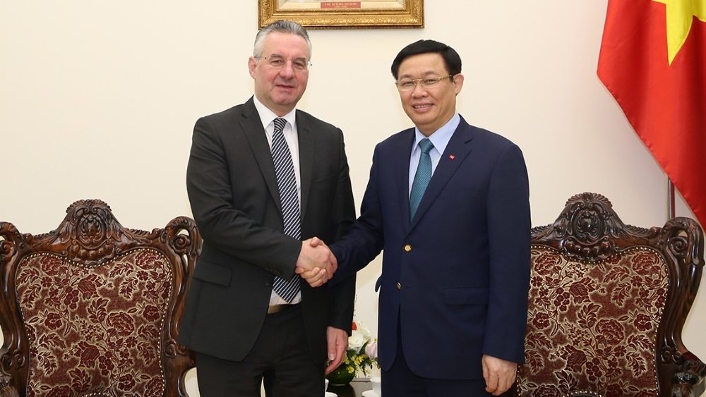 Ông Jan Zahradil gặp Phó Thủ tướng Vương Đình Huệ tại Hà Nội, ngày 5/12/2017. Ảnh: ven.vn.