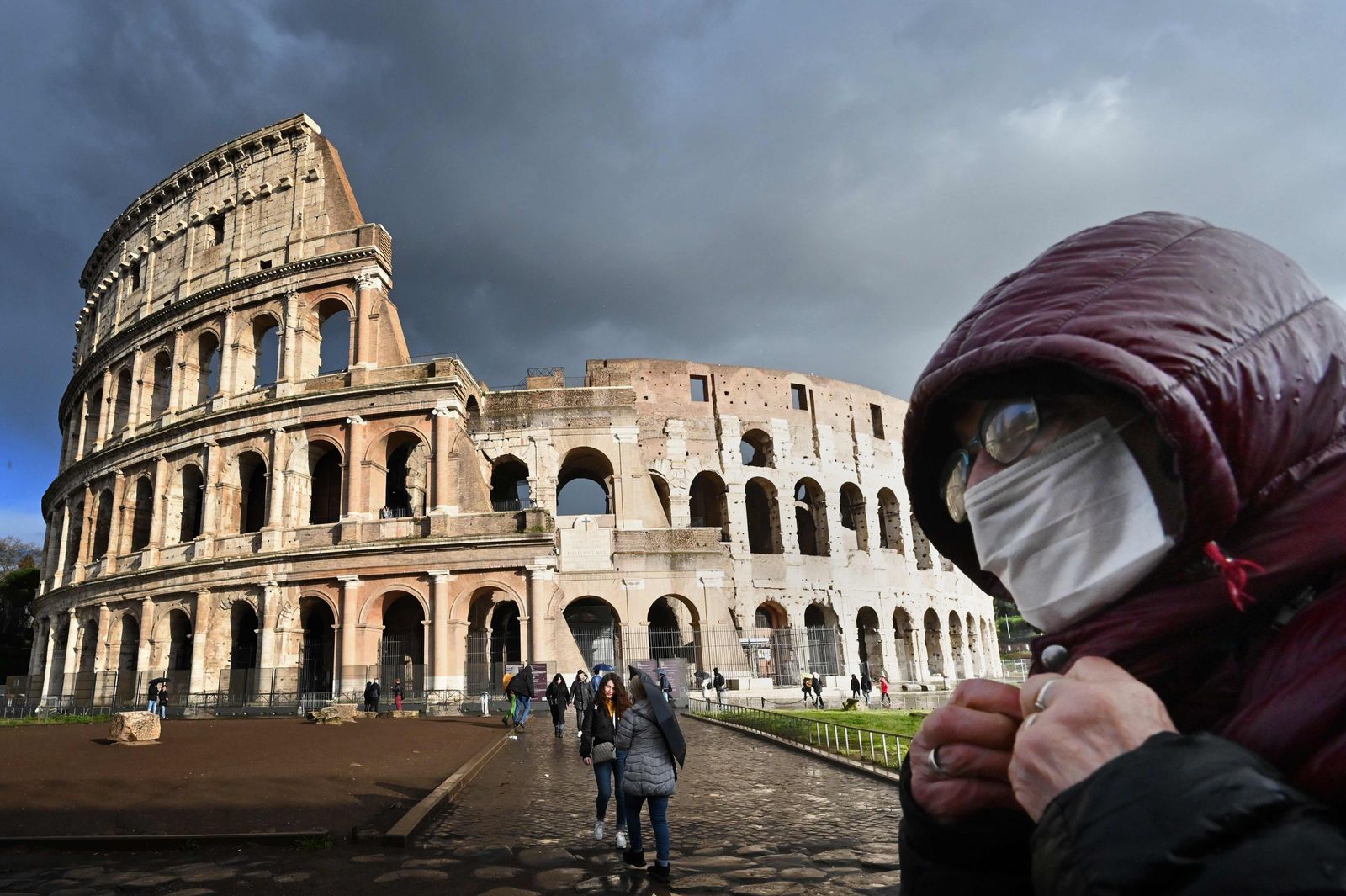 Một người đeo khẩu trang tại khu vực Đấu trường La Mã ở thủ đô Roma, Ý, ngày 7/3/2020. Ảnh: Alberto PIZZOLI / AFP.