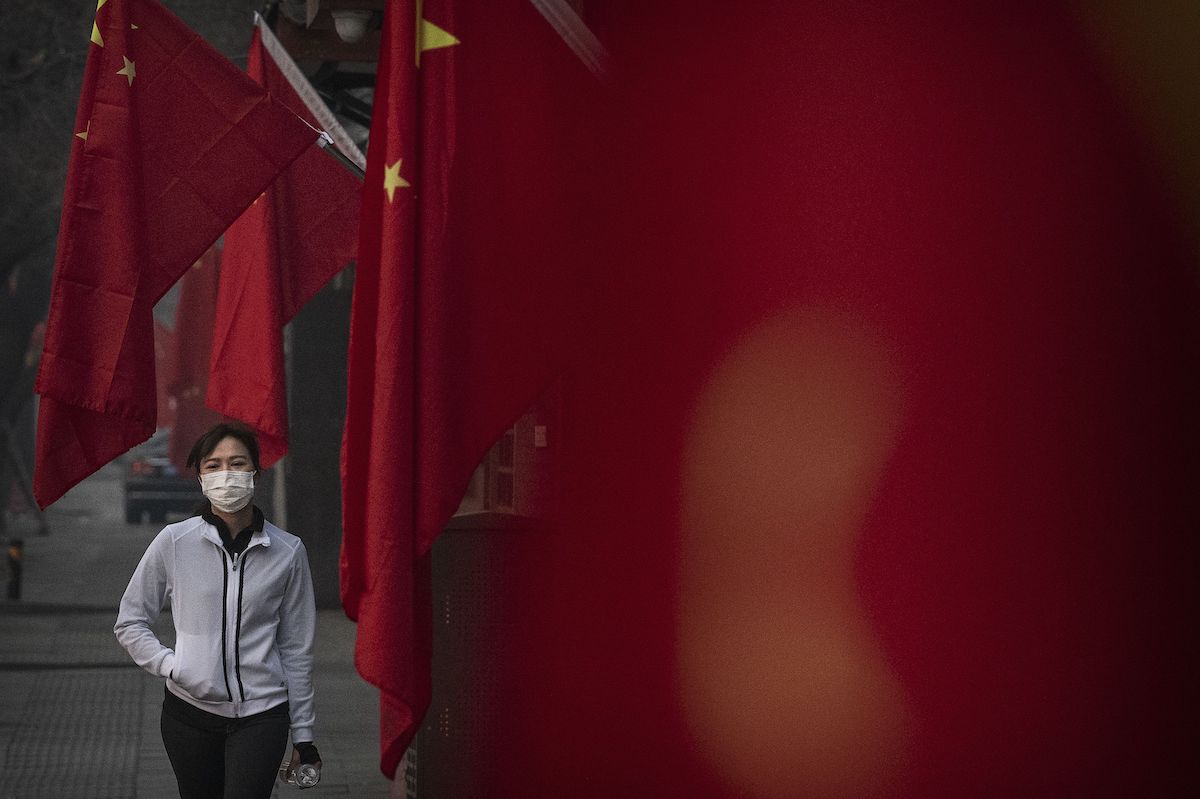 Một phụ nữ đeo khẩu trang chống virus trên đường phố Bắc Kinh, Trung Quốc, ngày 28/1/2020. Ảnh: Kevin Frayer/Getty Images.