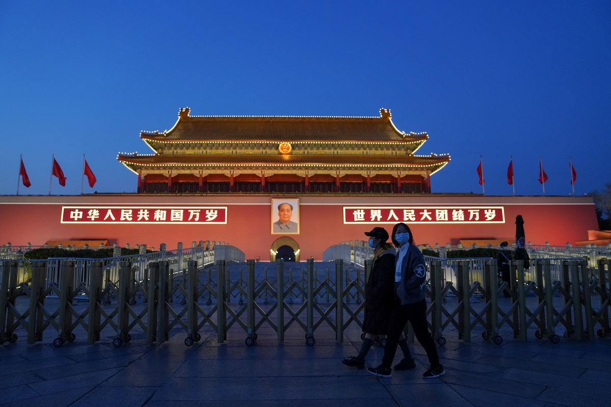 Người dân đeo khẩu trang đi qua quảng trường Thiên An Môn ở Bắc Kinh, Trung Quốc. Ảnh: Getty Images.