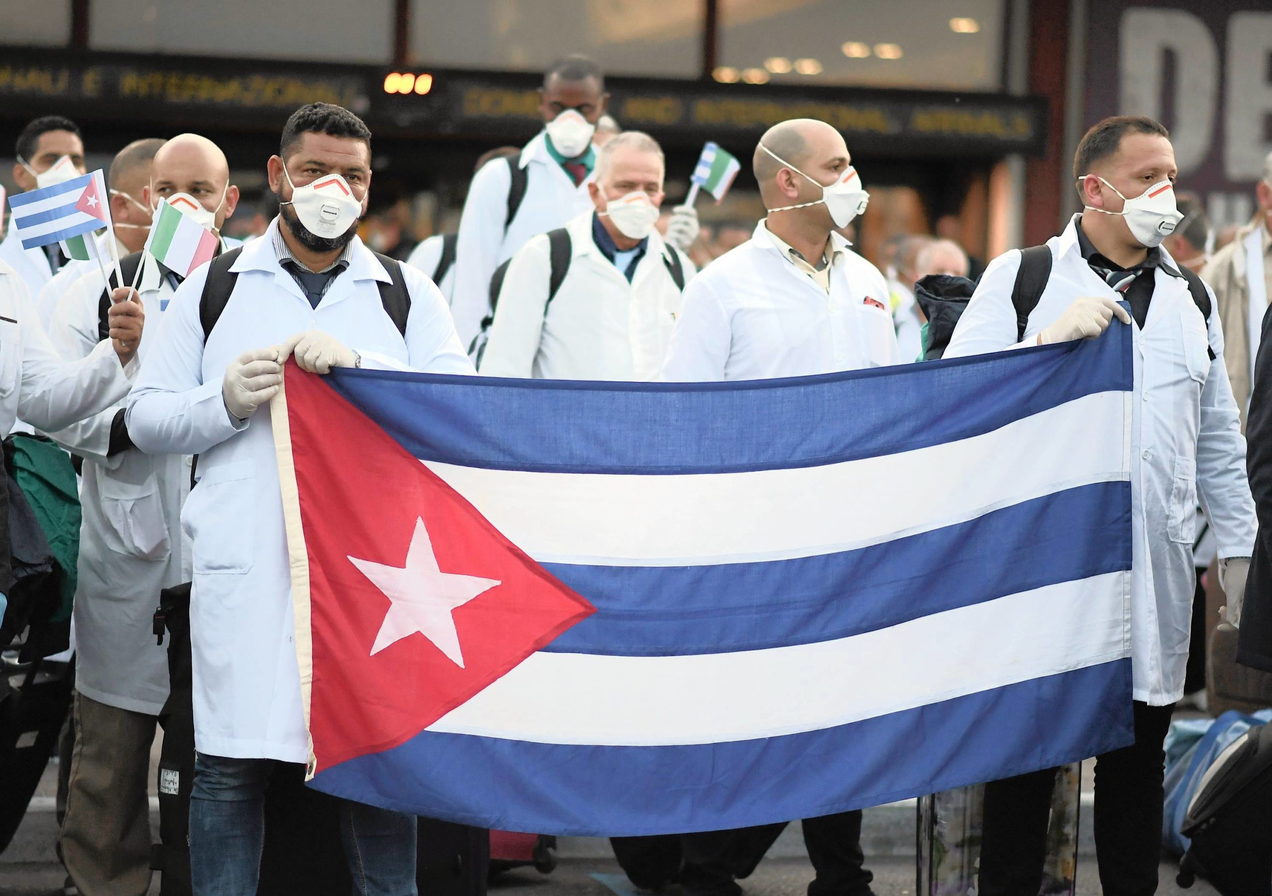 Nhóm bác sĩ Cuba đến Italia để hỗ trợ nước này chống dịch COVID-19, ngày 22/3/2020. Ảnh: REUTERS/Daniele Mascolo.