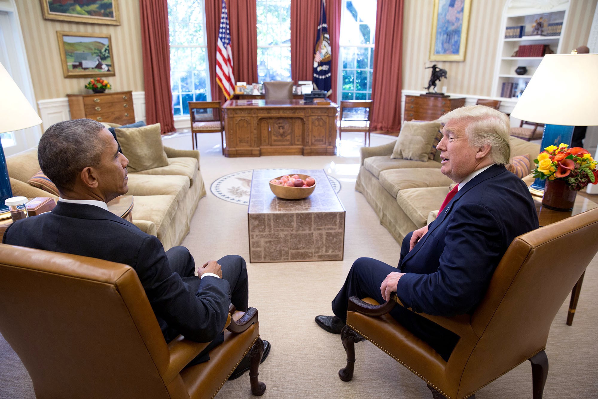 Tổng thống Barack Obama tiếp tổng thống tân cử Donald Trump tại Nhà Trắng ngày 10/11/2016, hai ngày sau cuộc bầu cử, để khởi động quá trình chuyển giao quyền lực. Ảnh: PBS.