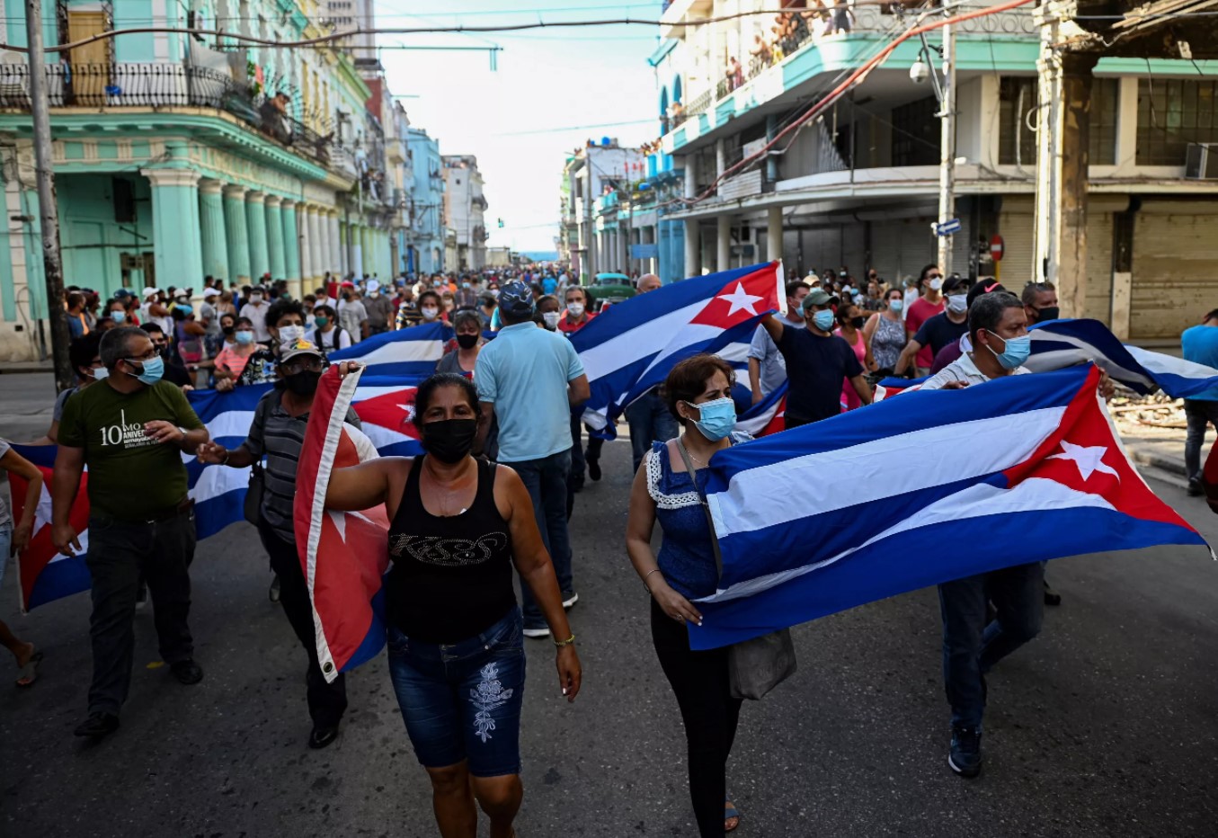 Người biểu tình chống chính phủ ở thủ đô Havana, hô khẩu hiệu "Đảo đảo độc tài" và "Chúng tôi muốn tự do". Ảnh: YAMIL LAGE/AFP VIA GETTY IMAGES.